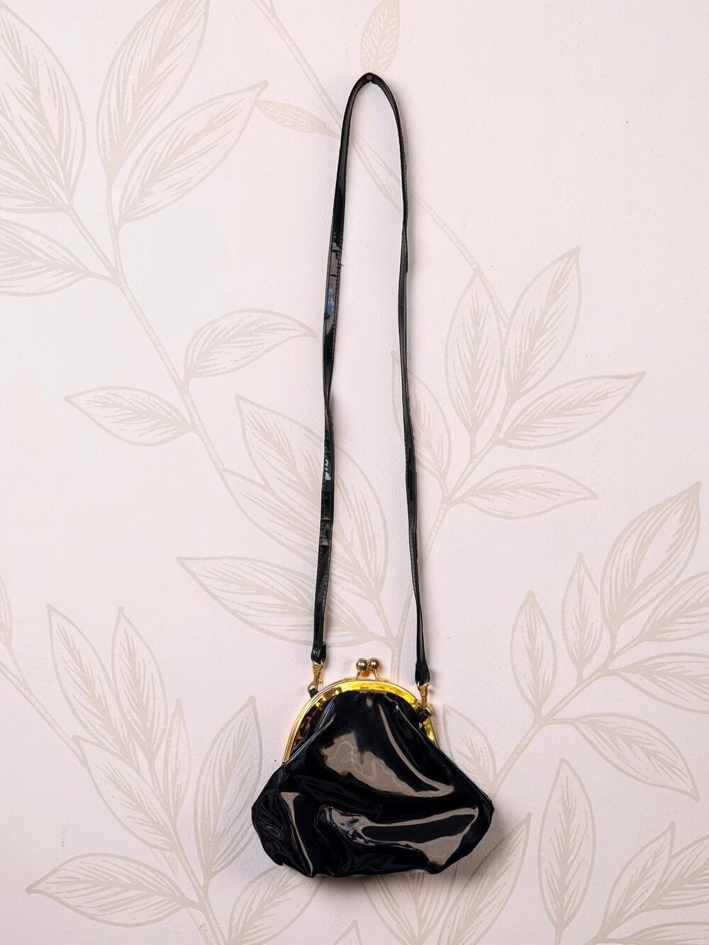 Vintage Black Patent Look Kiss Lock Purse Gold Frame Shoulder Bag 8x9